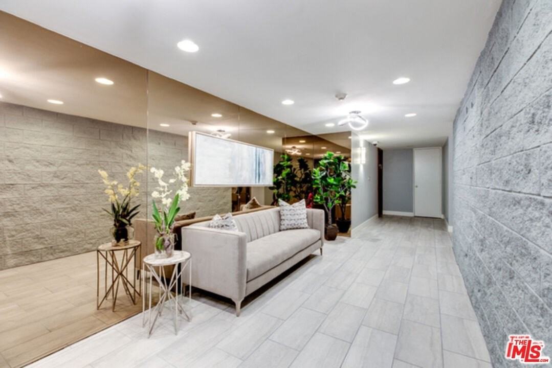 320 N Maple Dr Unit Ph-605 - Photo 7 of 32