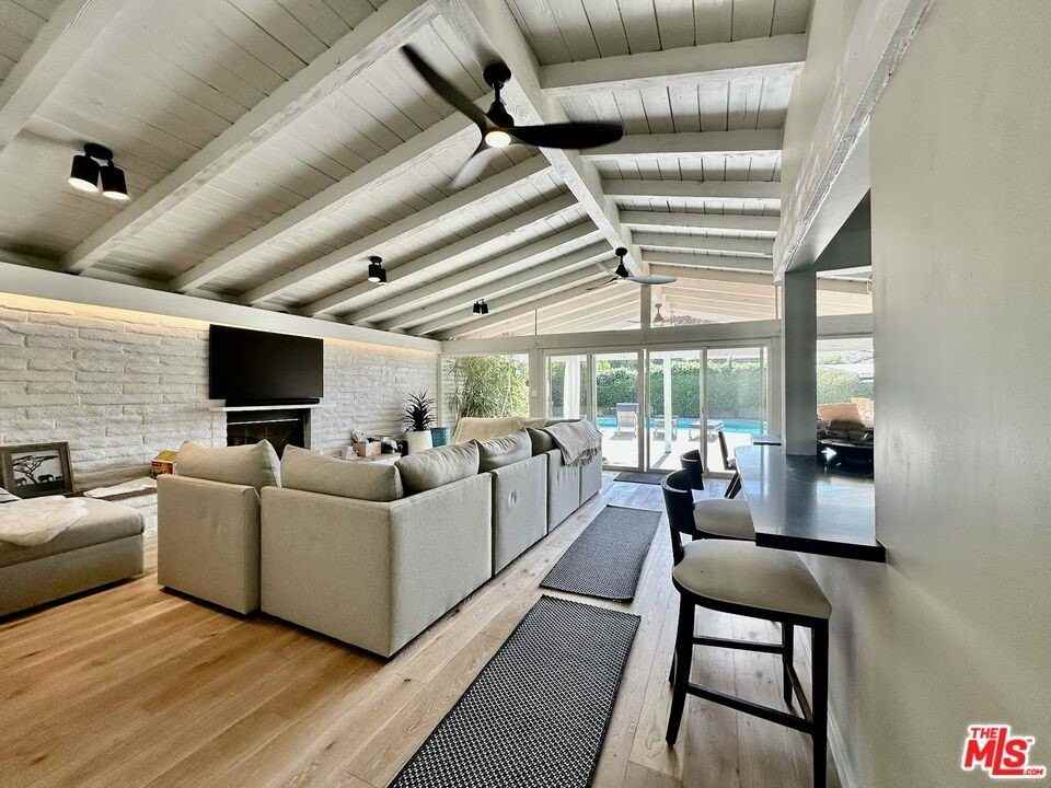 22428 Victory Blvd - Photo 4 of 26