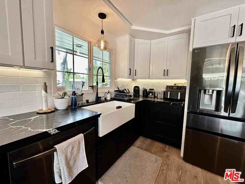 22428 Victory Blvd - Photo 7 of 26