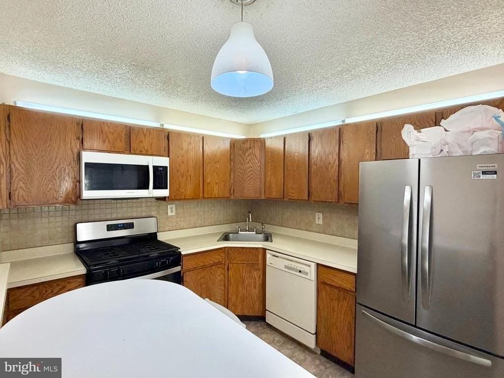 82 Versailles Ct - Photo 2 of 14