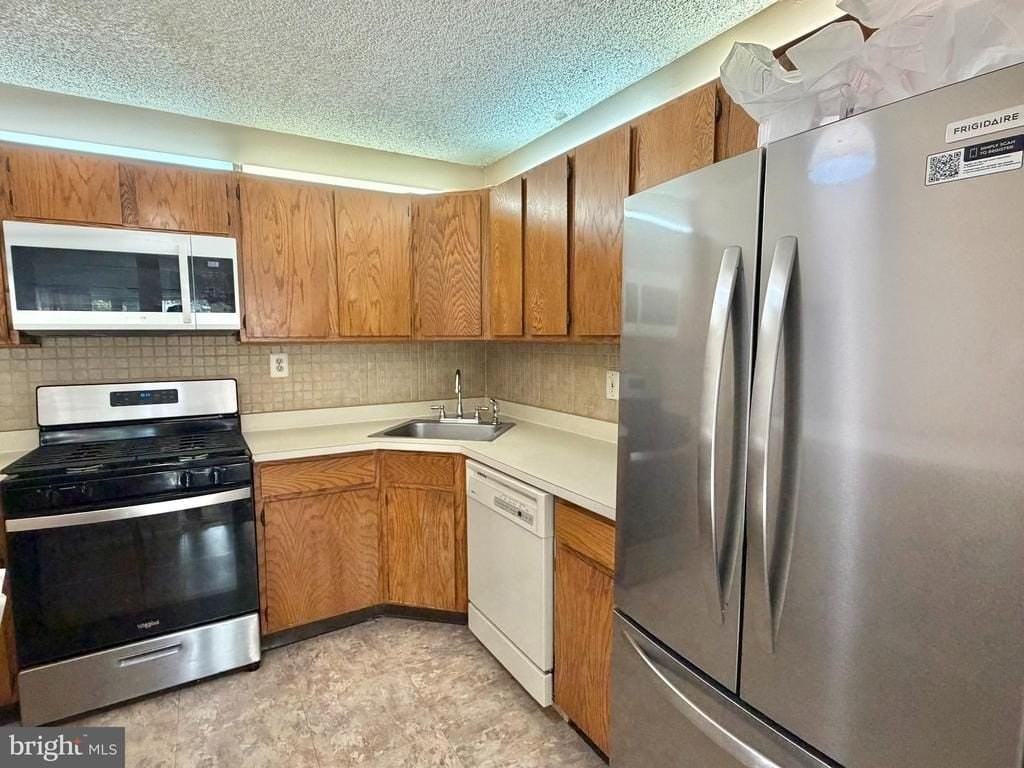 82 Versailles Ct - Photo 3 of 14