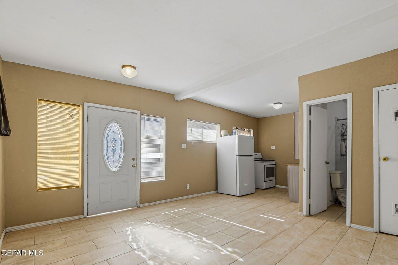 408 Lesa Ln - Photo 4 of 21