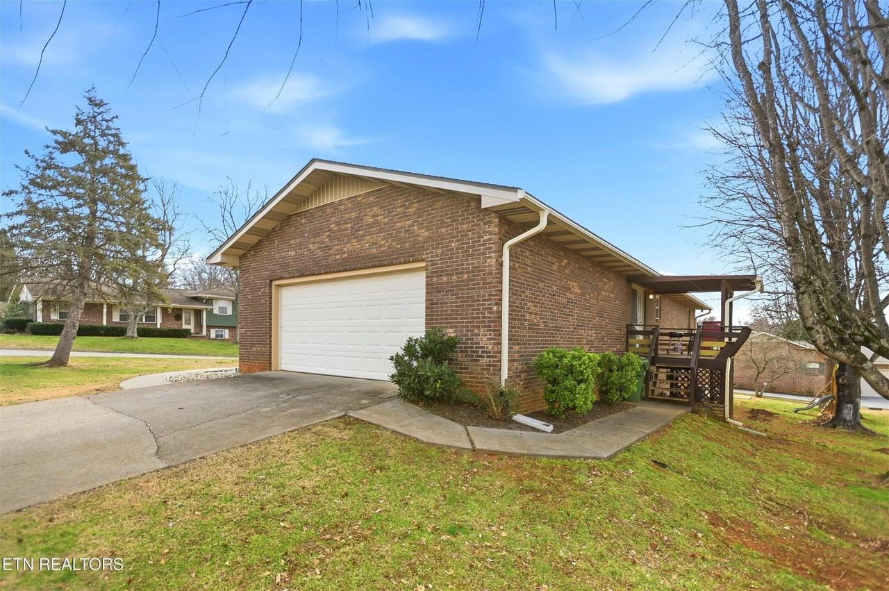 1501 Woodbury Ct - Photo 4 of 46