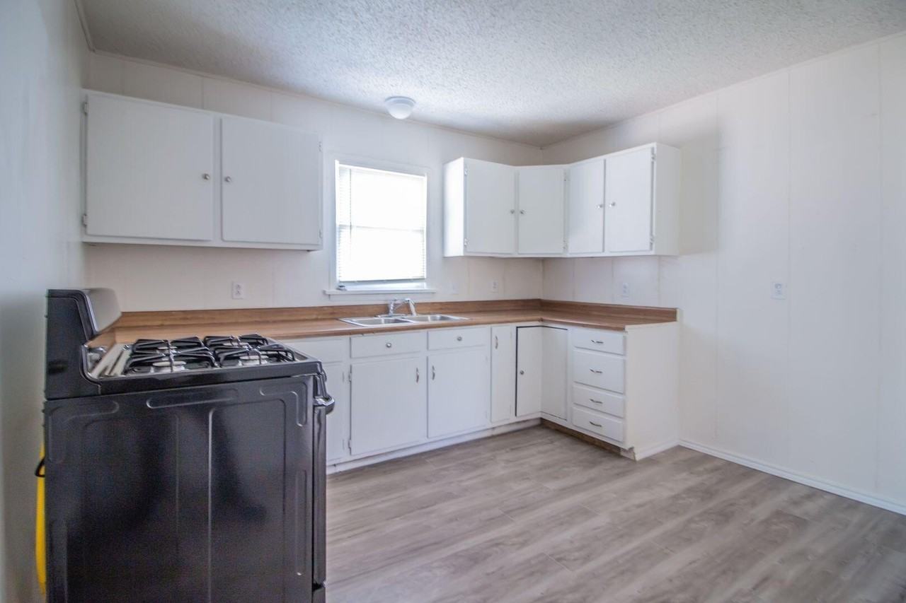 1918 20th St - Photo 6 of 13