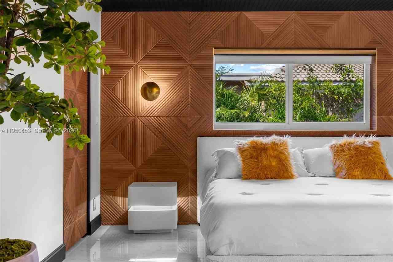 10366 Nw 15th St - Photo 3 of 50