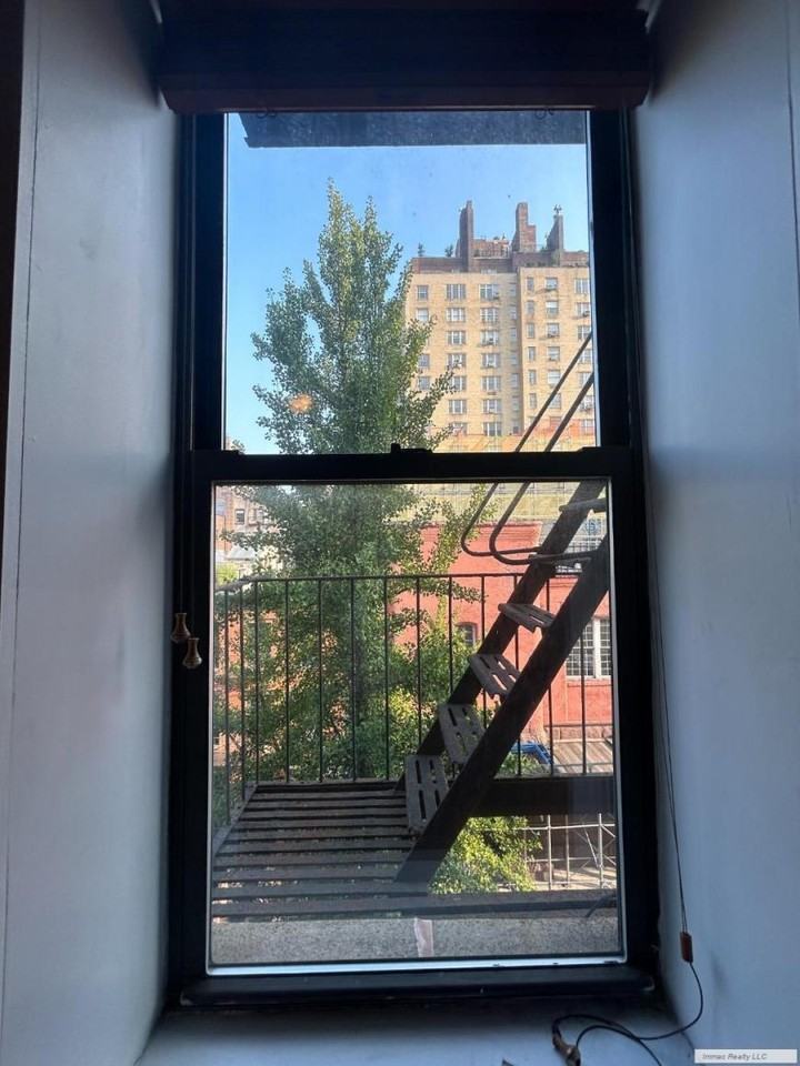 161 W 10th St - Photo 6 of 10