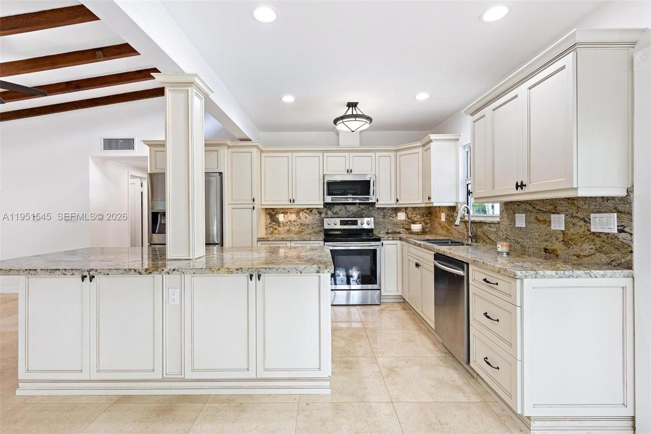 8030 Sw 120th St - Photo 6 of 17