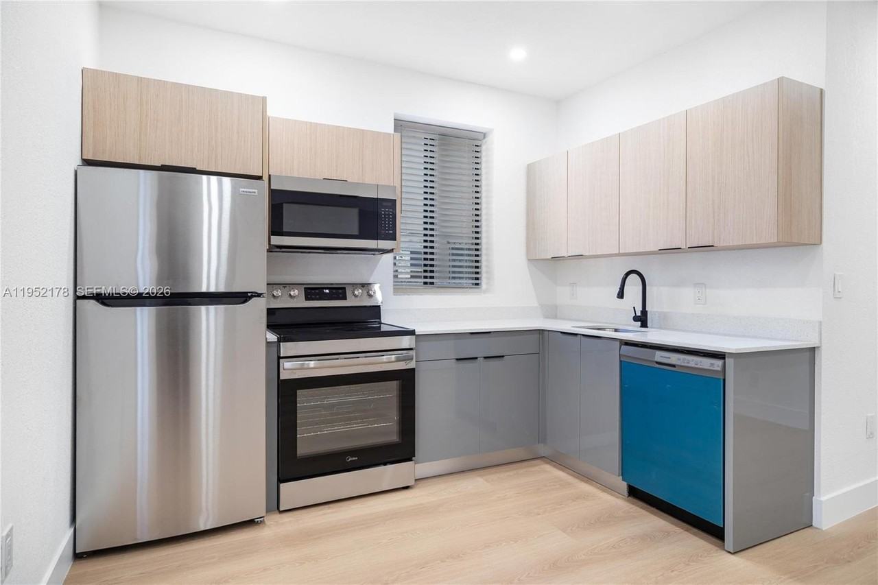 629 Sw 10th Ave #1 - Photo 2 of 29