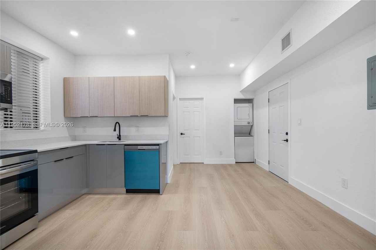 629 Sw 10th Ave #1 - Photo 4 of 29