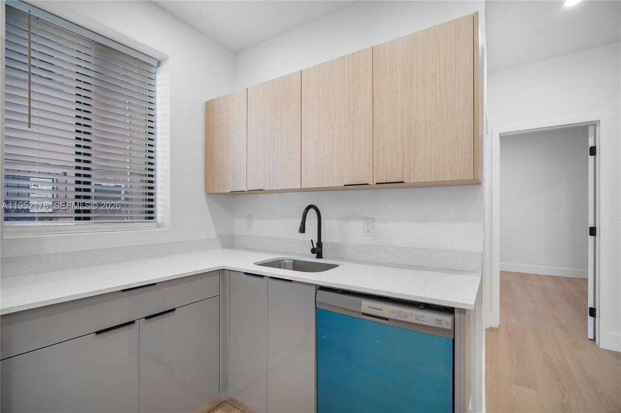 629 Sw 10th Ave #1 - Photo 5 of 29