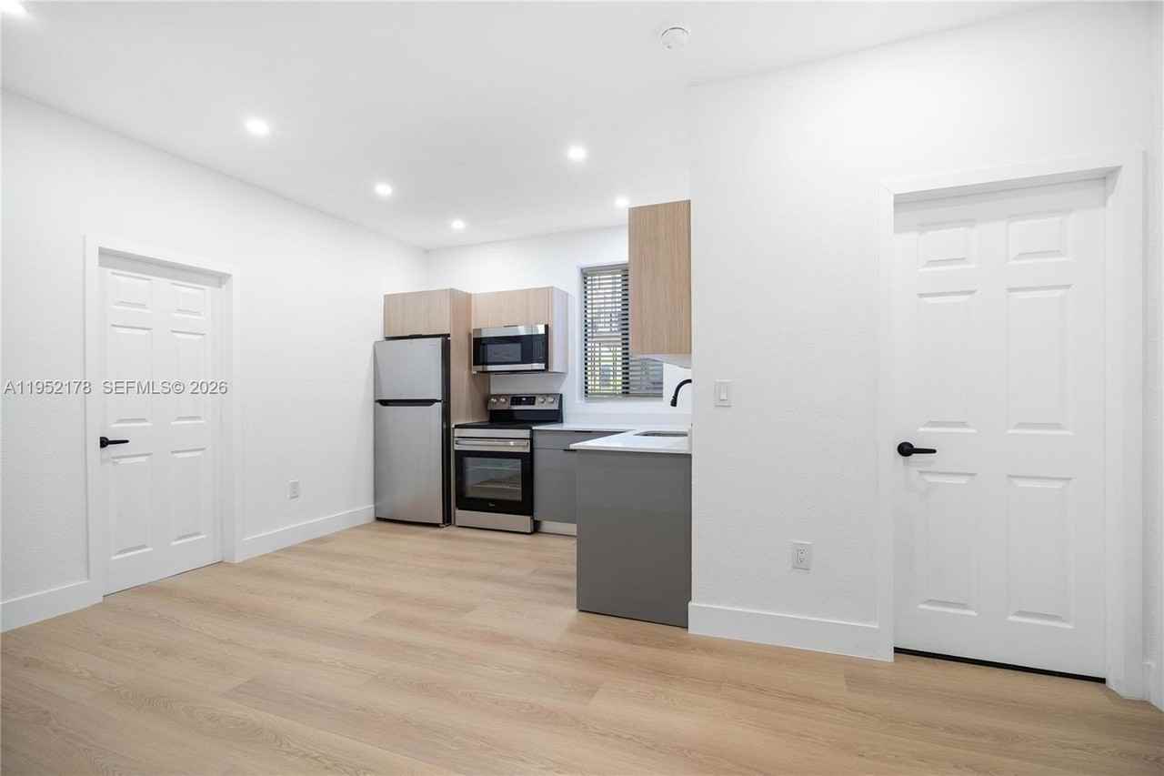 629 Sw 10th Ave #1 - Photo 7 of 29