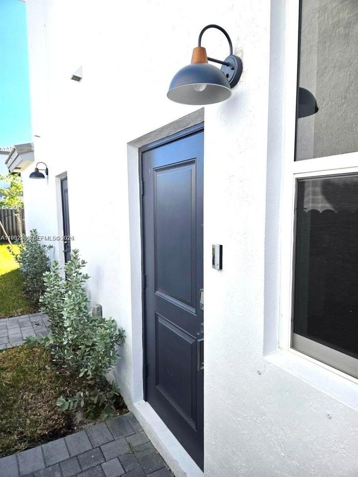 14894 Sw 163rd St - Photo 2 of 15