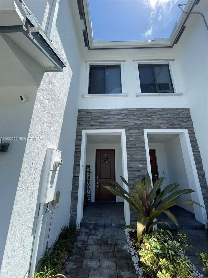 10890 Sw 235th St #1 - Photo 3 of 22