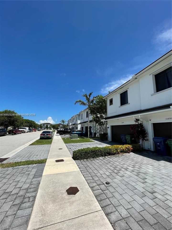 10890 Sw 235th St #1 - Photo 5 of 22