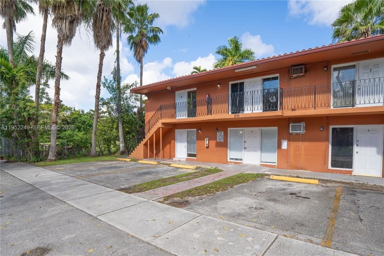 1333 Nw 15th St #4 - Photo 2 of 24