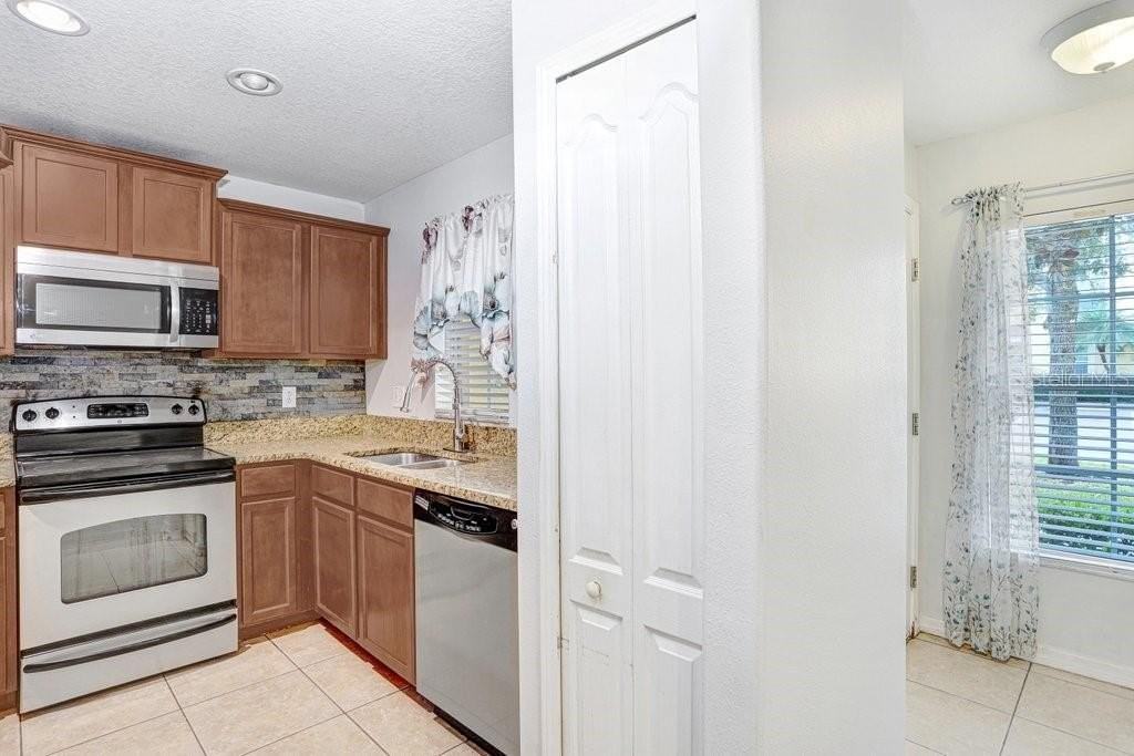 37669 Aaralyn Rd - Photo 7 of 38