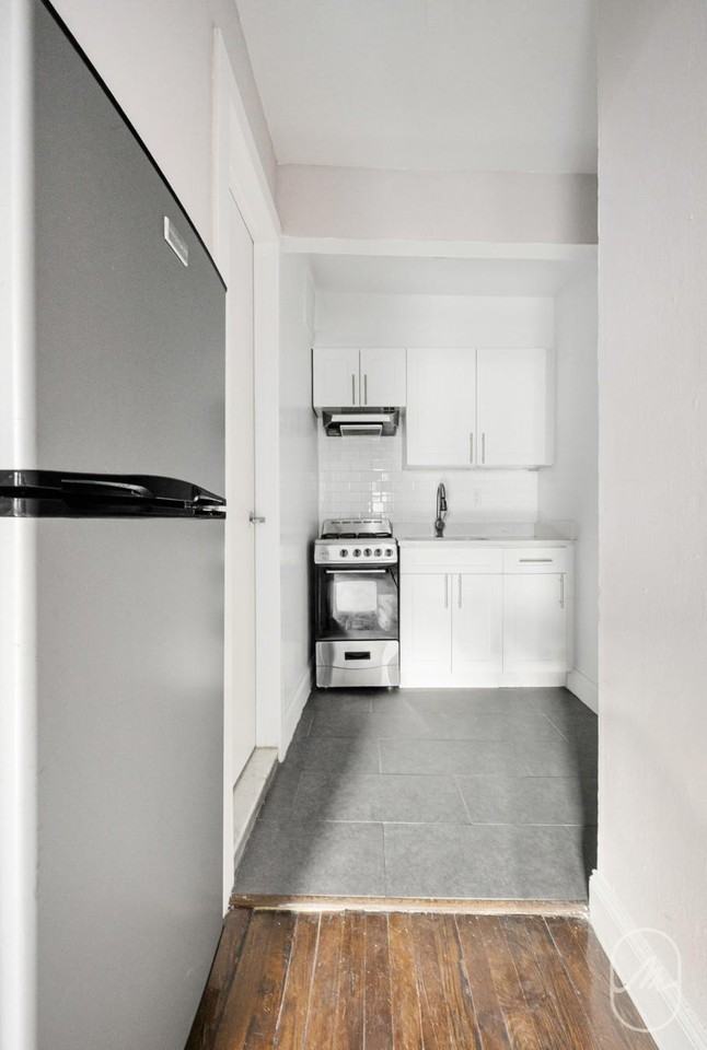 456 W 22nd St - Photo 4 of 9