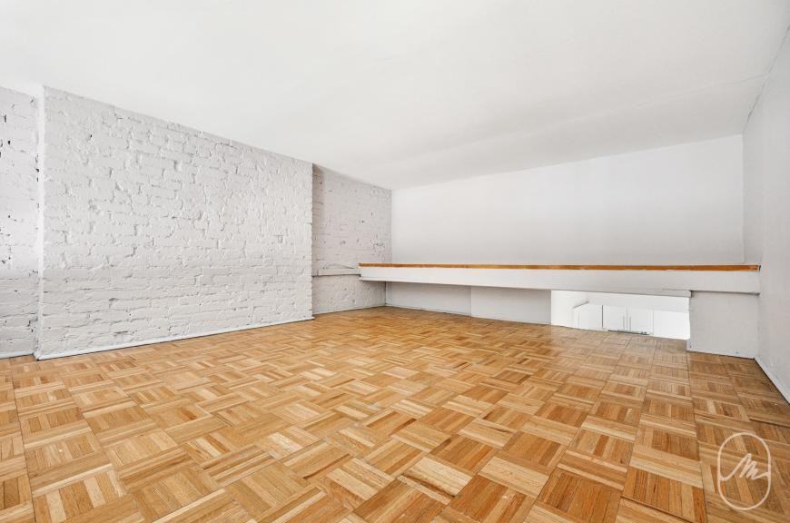 456 W 22nd St - Photo 7 of 9