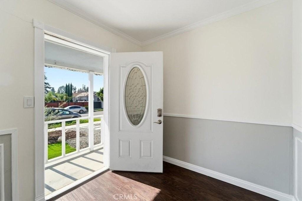 20011 Archwood St - Photo 2 of 32