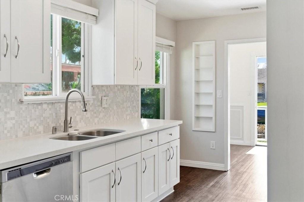 20011 Archwood St - Photo 3 of 32