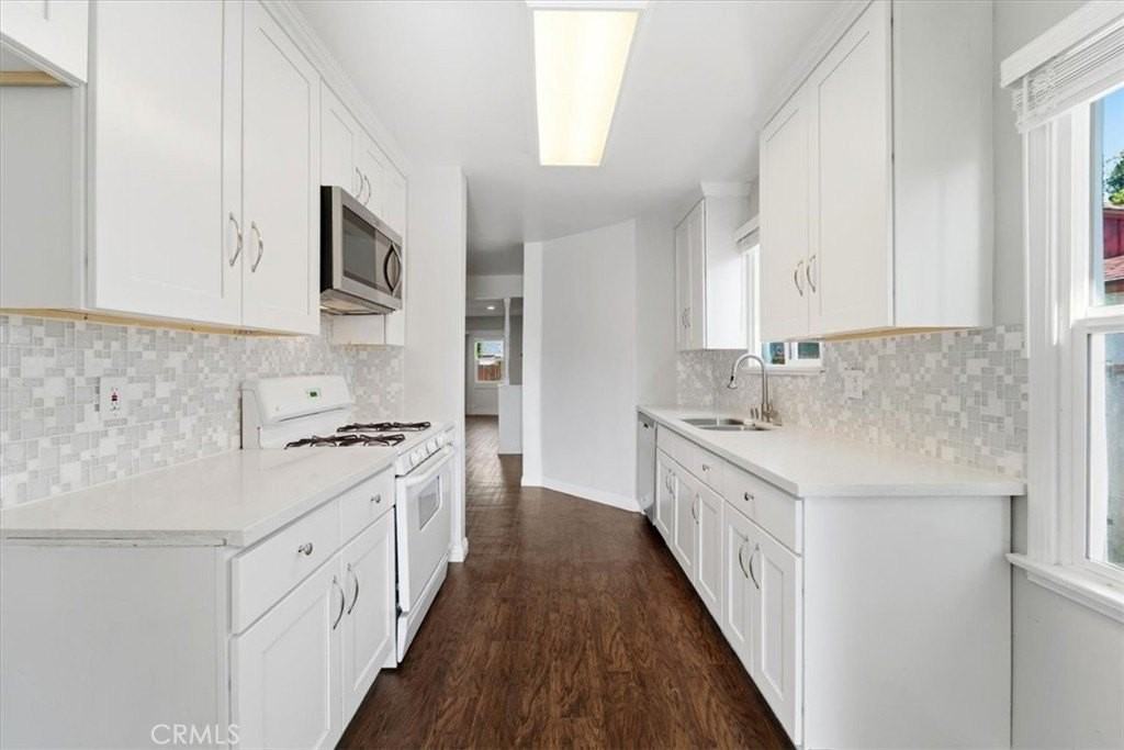 20011 Archwood St - Photo 4 of 32