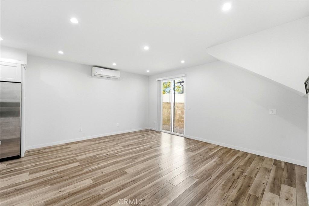 15942 Valerio St - Photo 3 of 33