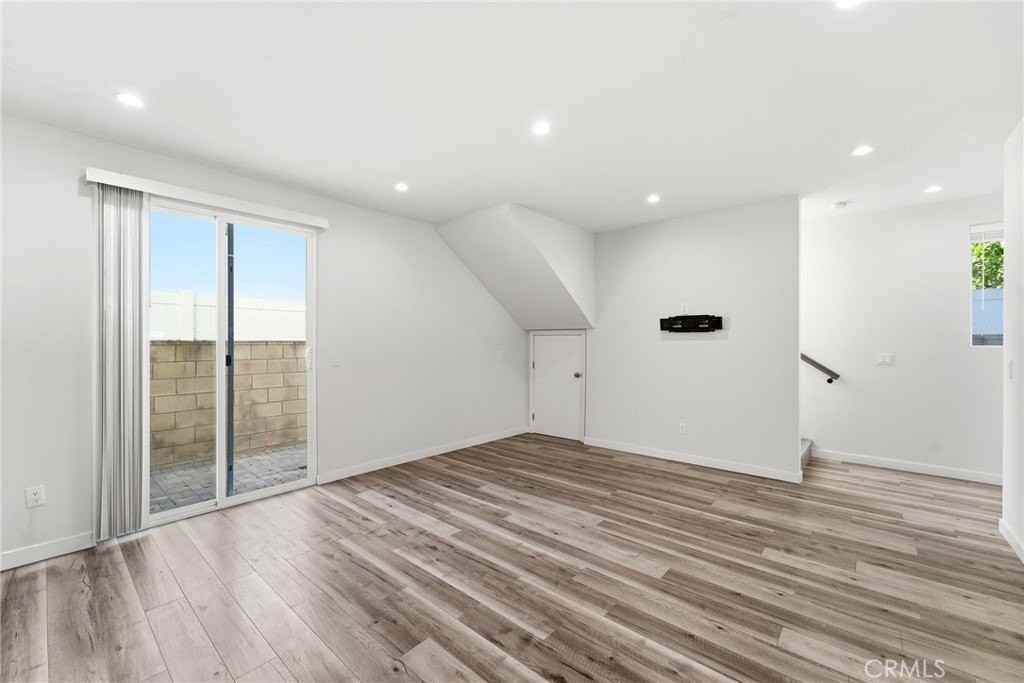 15942 Valerio St - Photo 5 of 33