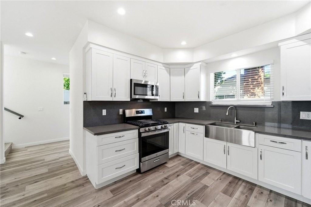 15942 Valerio St - Photo 7 of 33