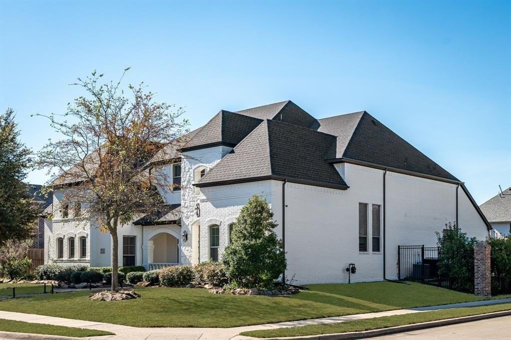 1333 Thornwood Dr - Photo 3 of 35