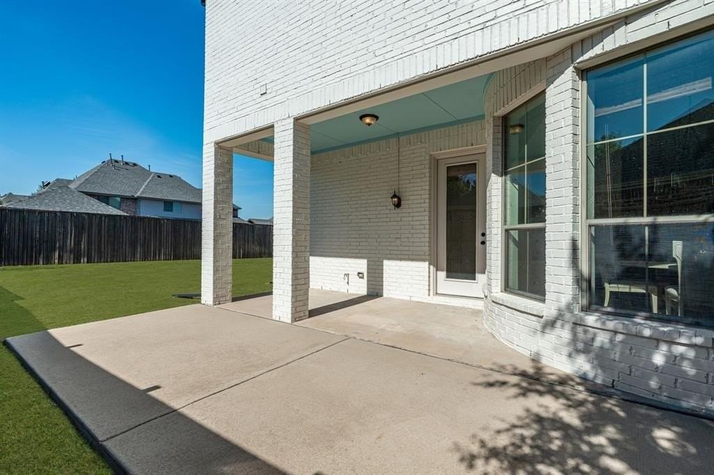 1333 Thornwood Dr - Photo 4 of 35