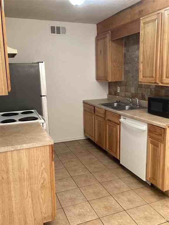 214 Locust St S - Photo 6 of 13