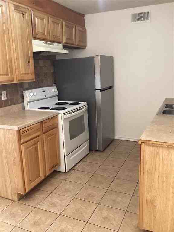 214 Locust St S - Photo 7 of 13