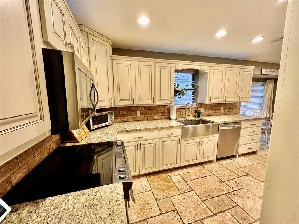 7812 Woodharbor Dr - Photo 3 of 35