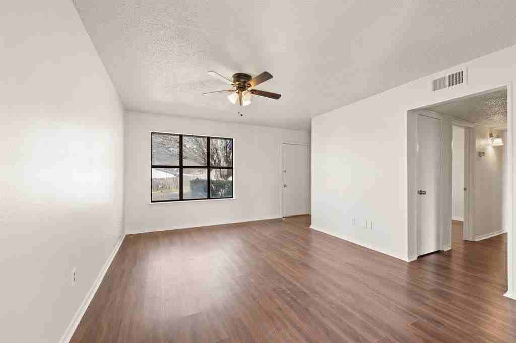 201 Oakdale Dr - Photo 3 of 18