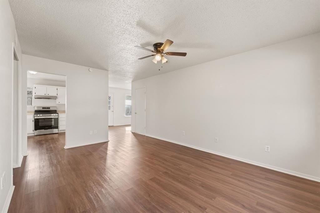 201 Oakdale Dr - Photo 4 of 18