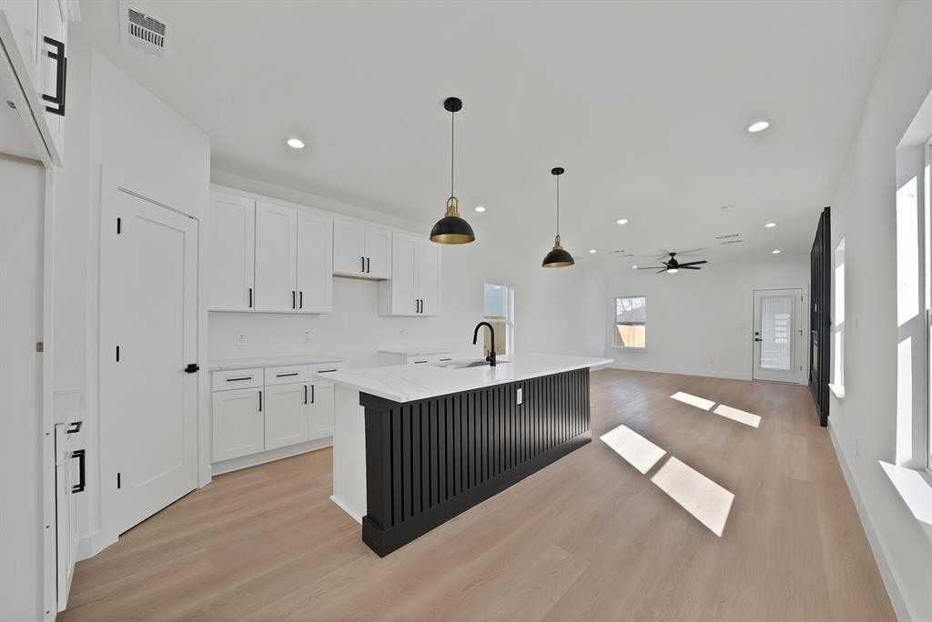 2406 Scott St - Photo 4 of 25