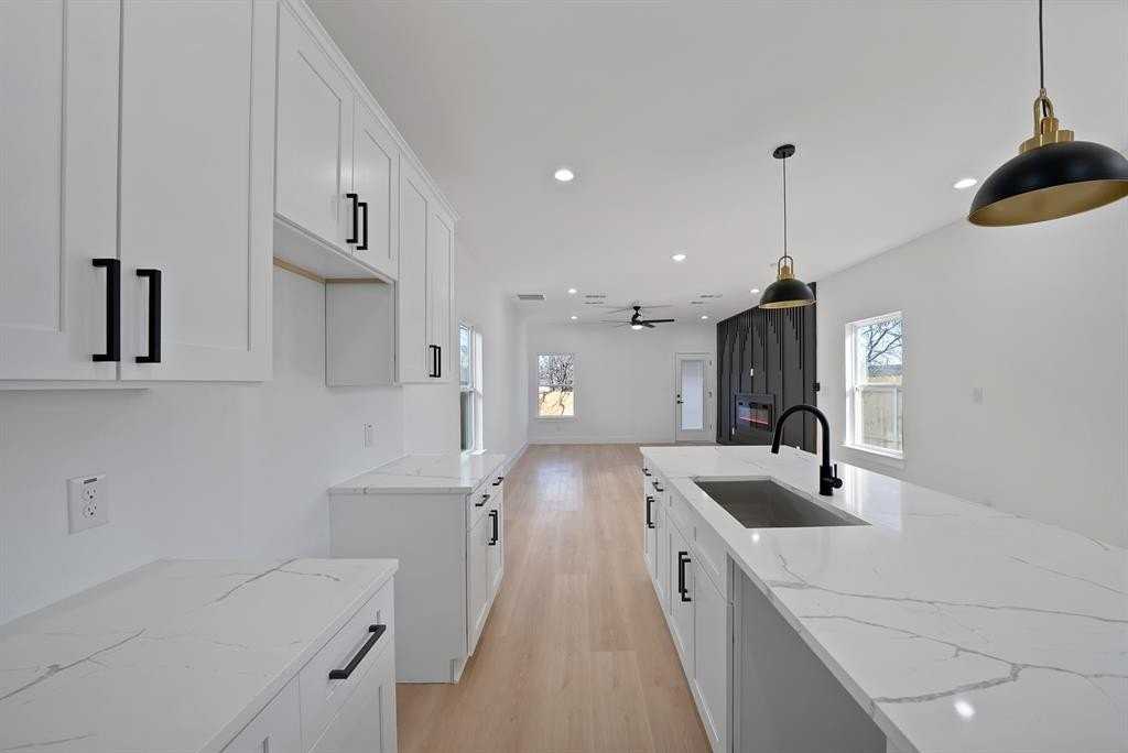 2406 Scott St - Photo 5 of 25