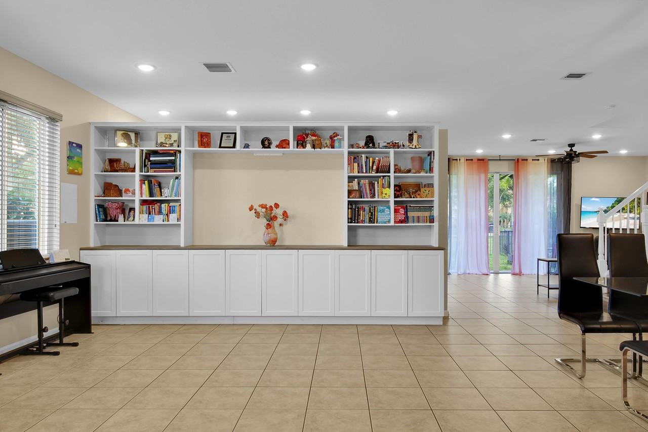 9022 Dupont Pl - Photo 6 of 39