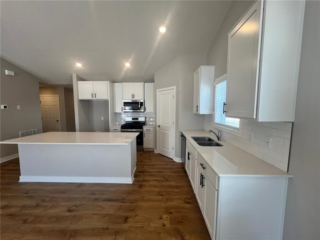 17373 Dulles Ln - Photo 4 of 43