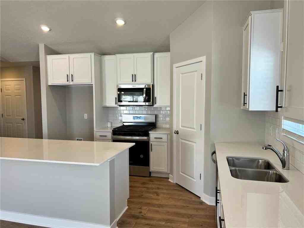 17373 Dulles Ln - Photo 5 of 43