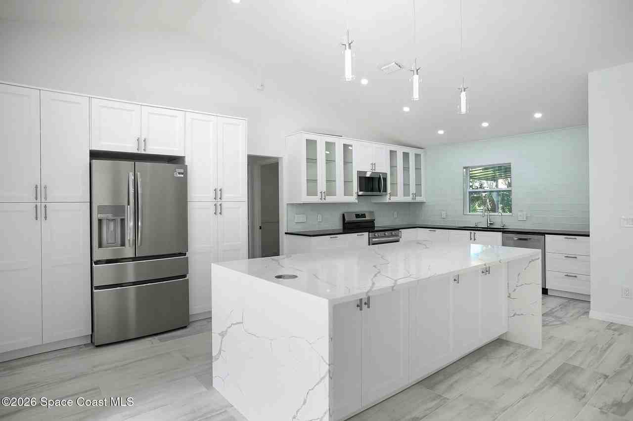 140 Flores St - Photo 3 of 25