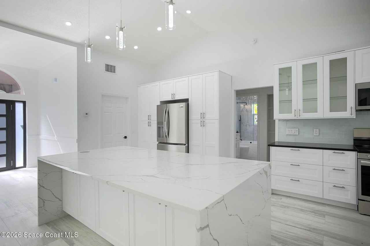 140 Flores St - Photo 4 of 25