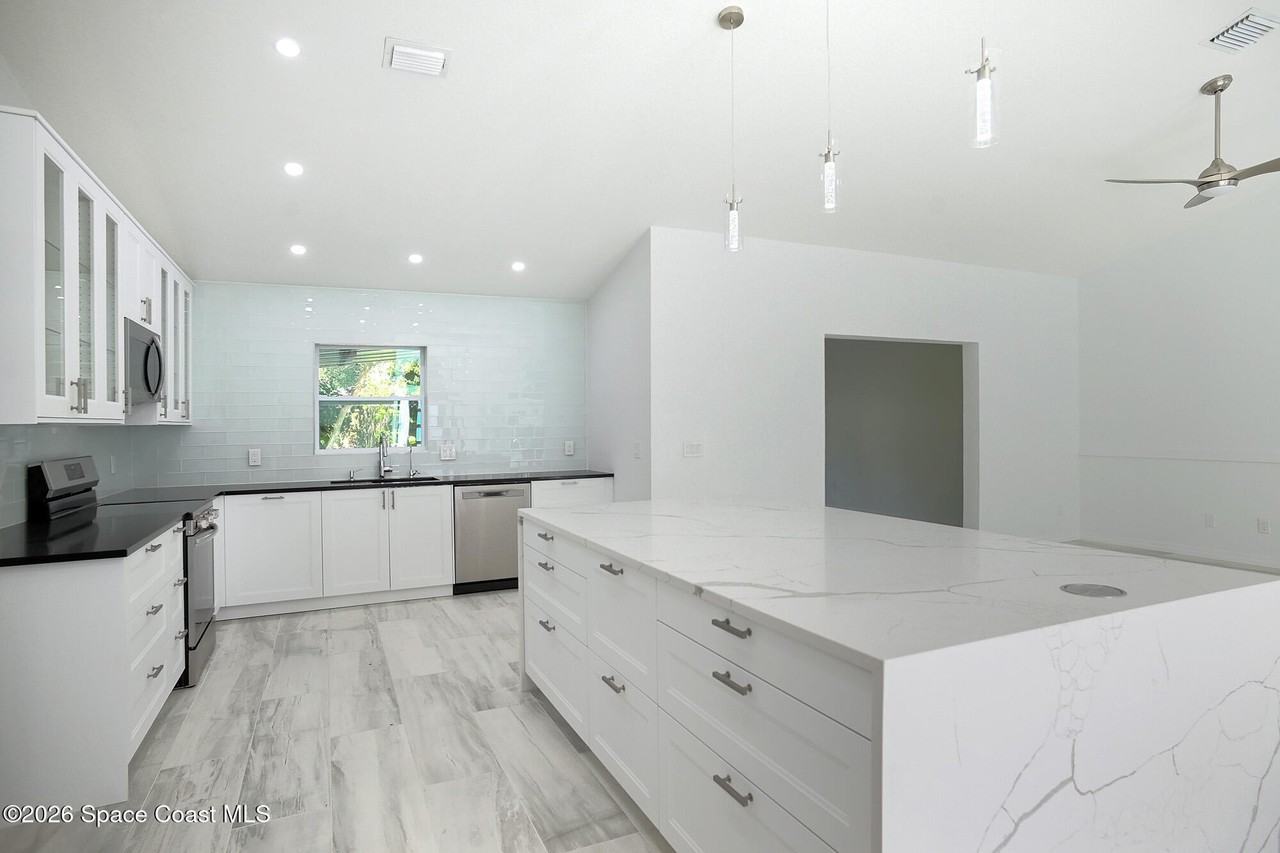 140 Flores St - Photo 6 of 25