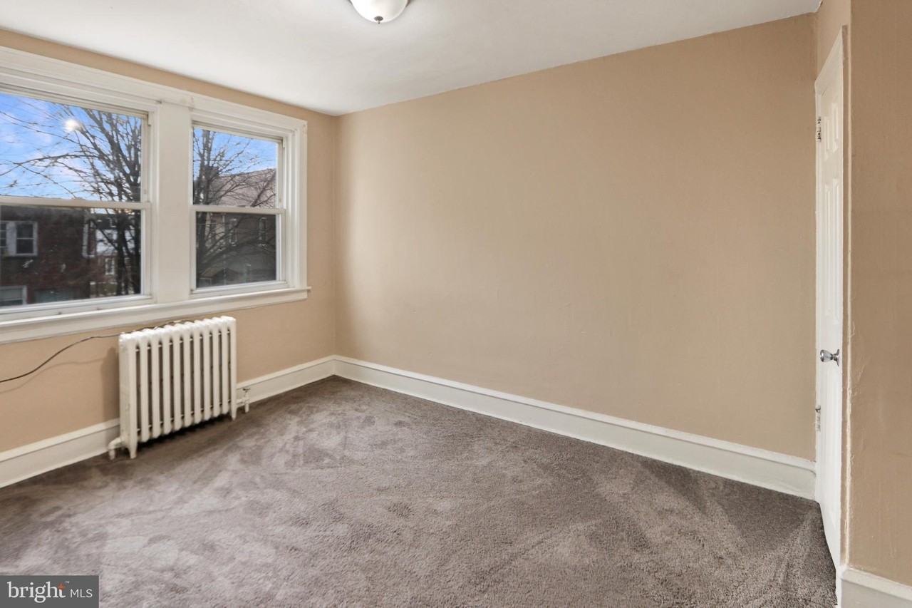 202 W 35th St - Photo 5 of 7