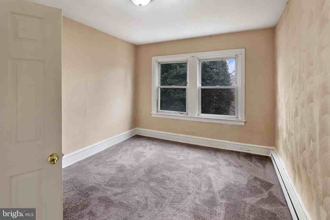 202 W 35th St - Photo 6 of 7