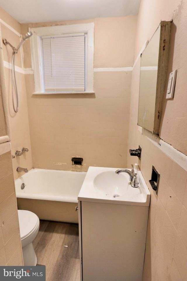 204 W 35th St - Photo 5 of 8