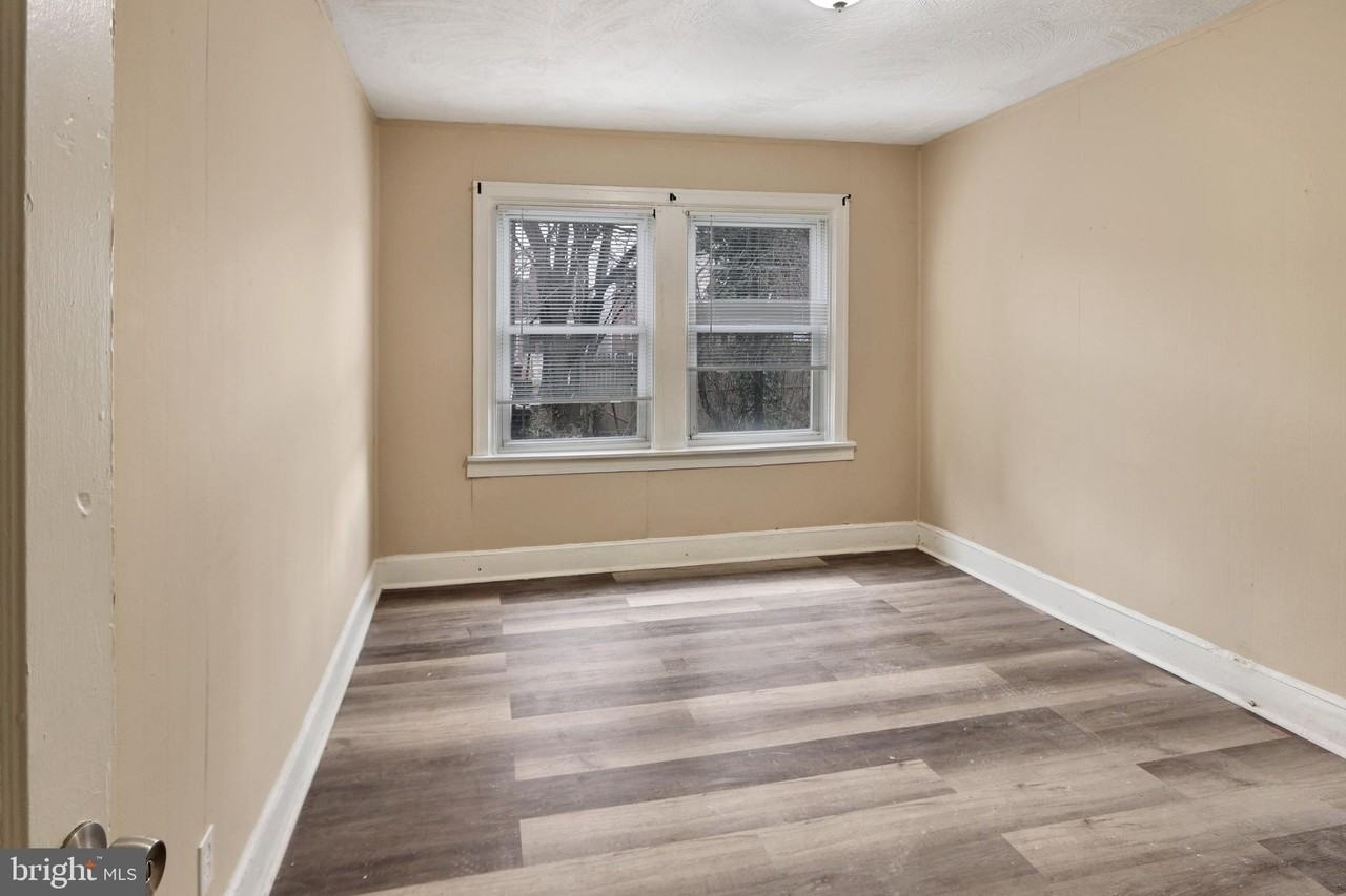 204 W 35th St - Photo 6 of 8