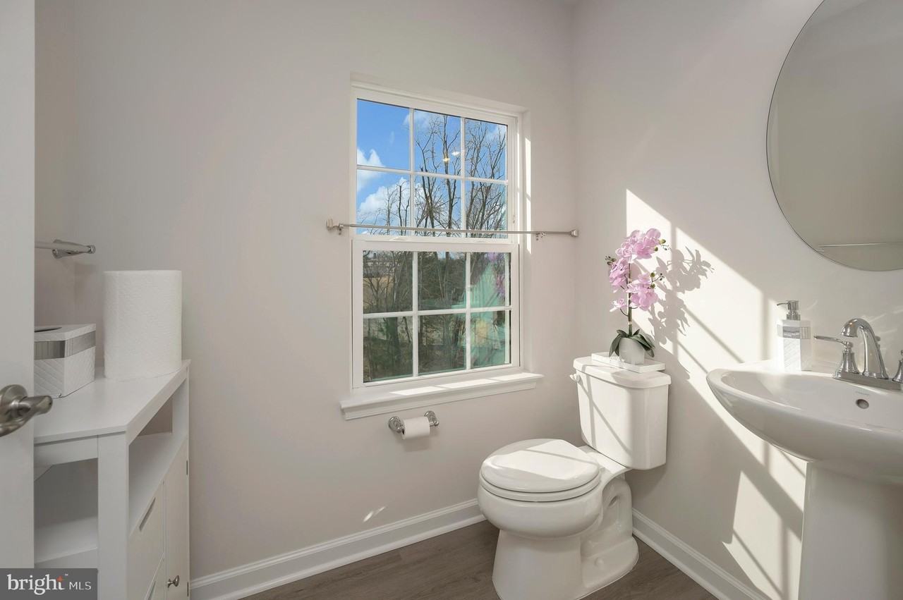 7977 Independence Dr - Photo 5 of 37