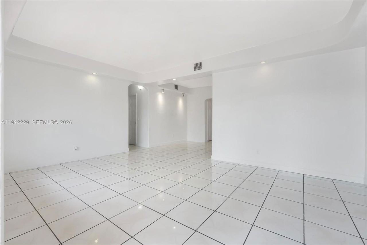 6240 Sw 21st St - Photo 4 of 8