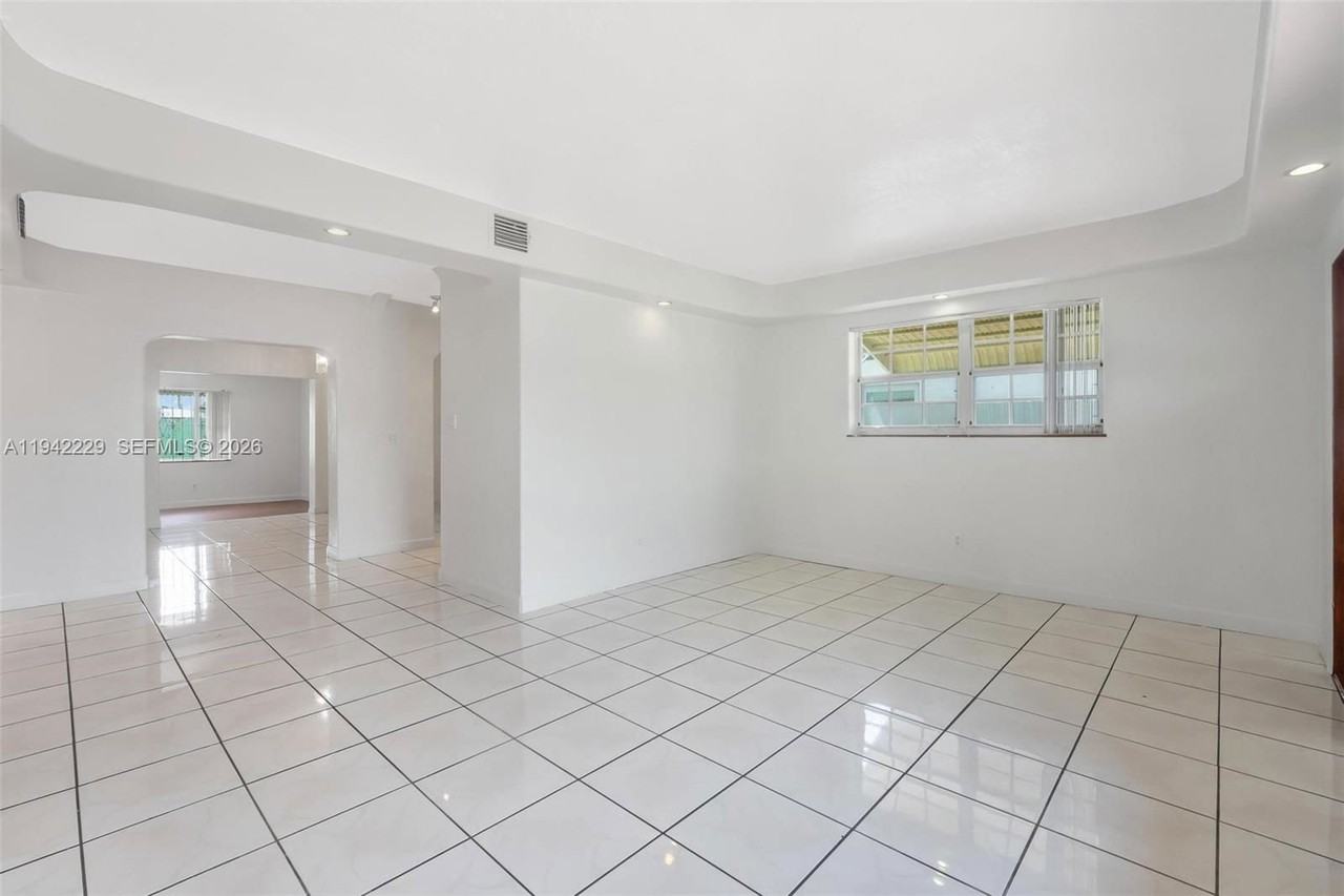 6240 Sw 21st St - Photo 5 of 8